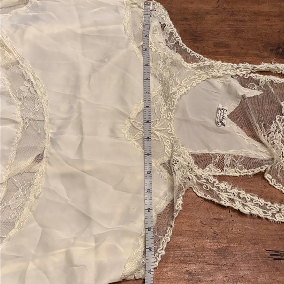 Gorgeous yellowish white lace slip dress - Picture 7 of 11